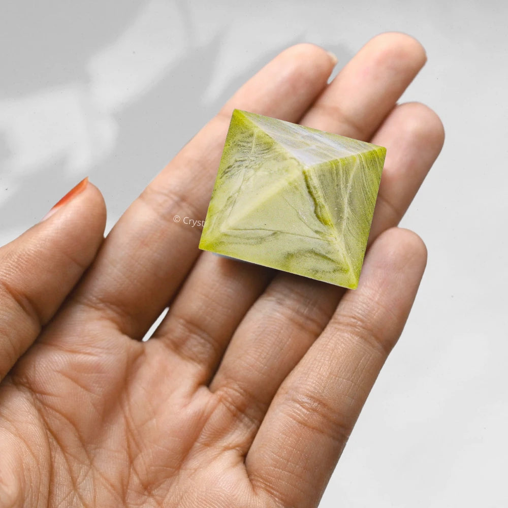 Serpentine Pyramid (1 Inch)